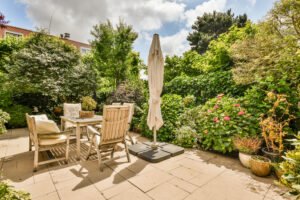 Terraza reformada con jardineras y ambiente vegetal